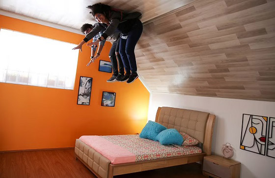 منزل معكوس يجذب السياح في كولومبيا صورة رقم 9