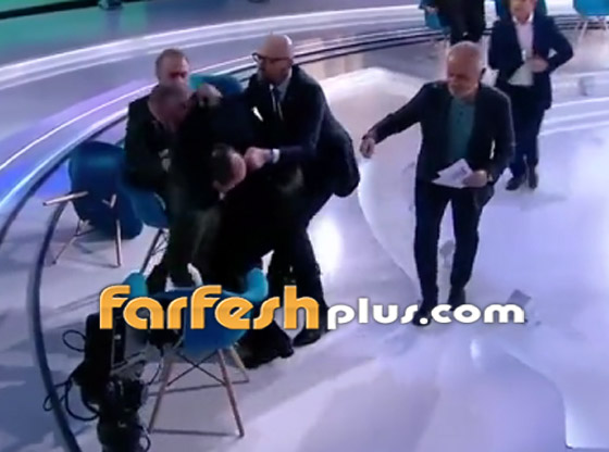 فيديو صادم.. برنامج تلفزيوني أوكراني يتحول لحلبة مصارعة! صورة رقم 2 فيديو صادم.. برنامج تلفزيوني أوكراني يتحول لحلبة مصارعة! صورة رقم 2