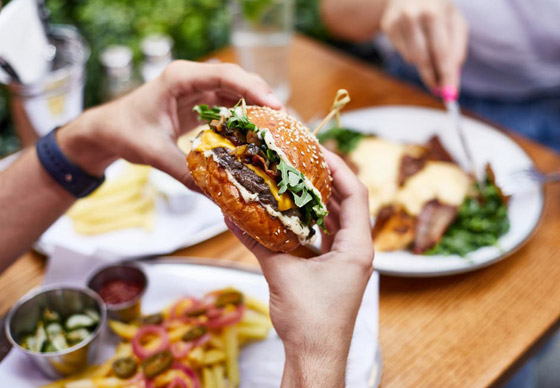 للمسافرين جوا.. إليكم 5 أطعمة يجب ألا تأكلها قبل الرحلة صورة رقم 1