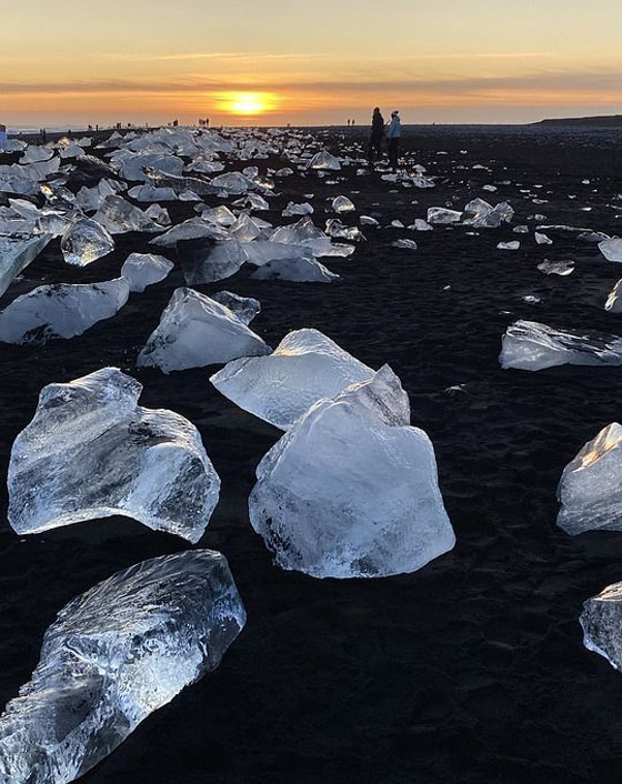 إحدى عجائب الطبيعة الجليدية.. الشاطئ الماسي الخلاب في أيسلندا صورة رقم 1