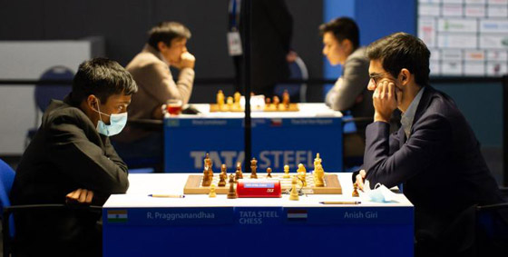 فيديو وصور: هندي عمره 16 عاما يفوز على بطل العالم في الشطرنج صورة رقم 5