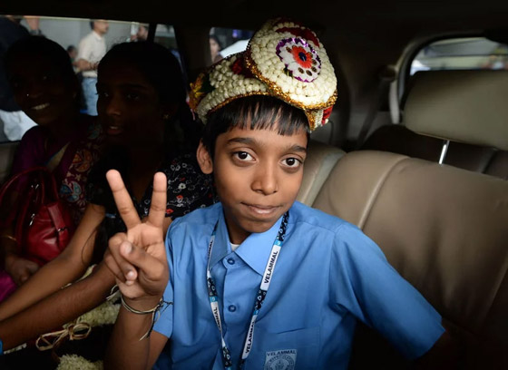 فيديو وصور: هندي عمره 16 عاما يفوز على بطل العالم في الشطرنج صورة رقم 7