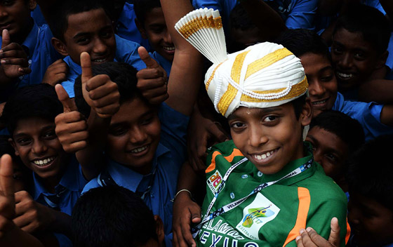 فيديو وصور: هندي عمره 16 عاما يفوز على بطل العالم في الشطرنج صورة رقم 9