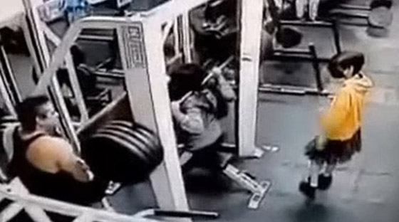 فيديو صادم: امرأة تُسحق حتى الموت تحت قضيب حديد بصالة ألعاب رياضية صورة رقم 1 فيديو صادم: امرأة تُسحق حتى الموت تحت قضيب حديد بصالة ألعاب رياضية صورة رقم 1