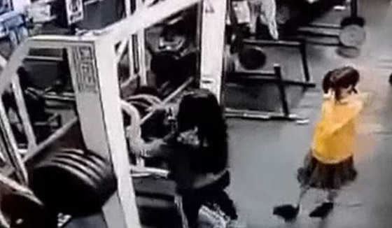 فيديو صادم: امرأة تُسحق حتى الموت تحت قضيب حديد بصالة ألعاب رياضية صورة رقم 2 فيديو صادم: امرأة تُسحق حتى الموت تحت قضيب حديد بصالة ألعاب رياضية صورة رقم 2