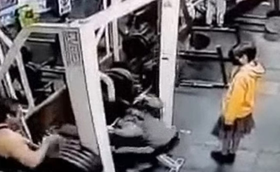 فيديو صادم: امرأة تُسحق حتى الموت تحت قضيب حديد بصالة ألعاب رياضية صورة رقم 3 فيديو صادم: امرأة تُسحق حتى الموت تحت قضيب حديد بصالة ألعاب رياضية صورة رقم 3