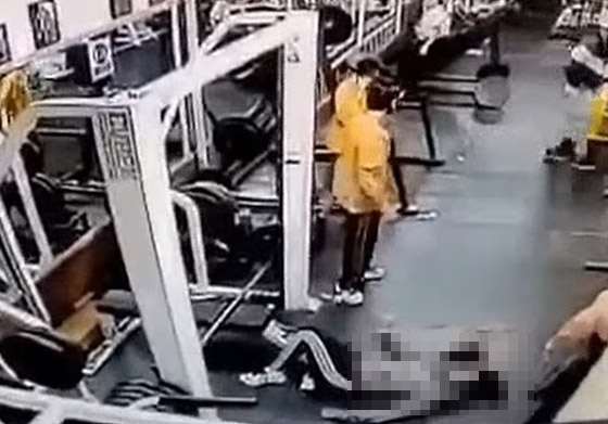 فيديو صادم: امرأة تُسحق حتى الموت تحت قضيب حديد بصالة ألعاب رياضية صورة رقم 4 فيديو صادم: امرأة تُسحق حتى الموت تحت قضيب حديد بصالة ألعاب رياضية صورة رقم 4