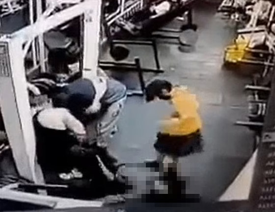 فيديو صادم: امرأة تُسحق حتى الموت تحت قضيب حديد بصالة ألعاب رياضية صورة رقم 5 فيديو صادم: امرأة تُسحق حتى الموت تحت قضيب حديد بصالة ألعاب رياضية صورة رقم 5