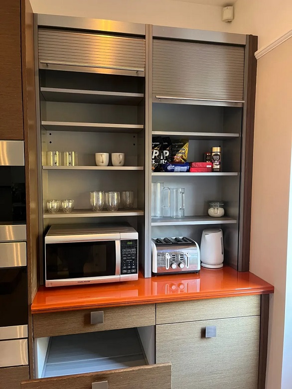 تكسب النقود من تنظيم خزائن ملابس المشاهير صورة رقم 4