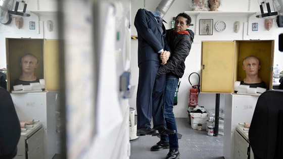 فيديو وصور: إزالة تمثال الرئيس بوتين الشمعي من متحف باريسي شهير صورة رقم 1 فيديو وصور: إزالة تمثال الرئيس بوتين الشمعي من متحف باريسي شهير صورة رقم 1