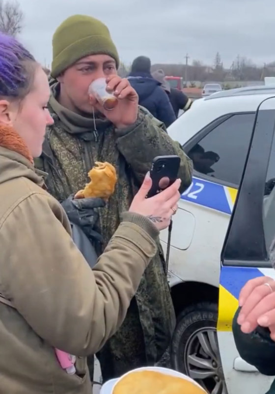 بالفيديو: معاملة إنسانية لجندي روسي سلم نفسه بأوكرانيا وبكى لوالدته! صورة رقم 2 بالفيديو: معاملة إنسانية لجندي روسي سلم نفسه بأوكرانيا وبكى لوالدته! صورة رقم 2