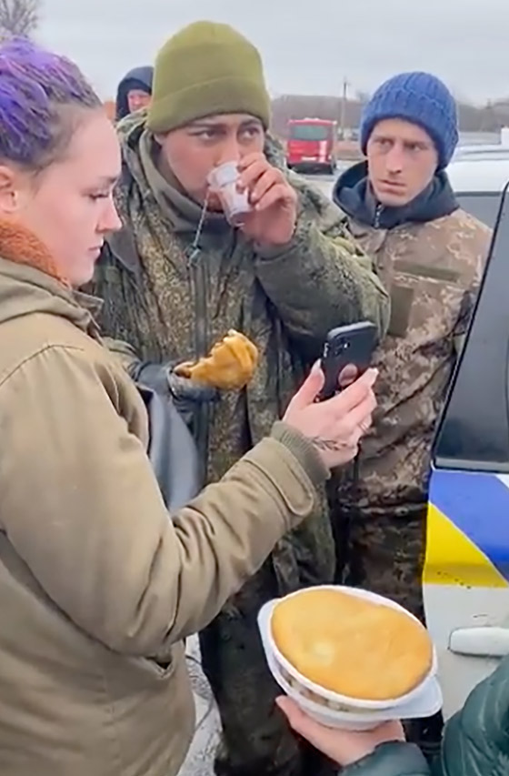 بالفيديو: معاملة إنسانية لجندي روسي سلم نفسه بأوكرانيا وبكى لوالدته! صورة رقم 4 بالفيديو: معاملة إنسانية لجندي روسي سلم نفسه بأوكرانيا وبكى لوالدته! صورة رقم 4