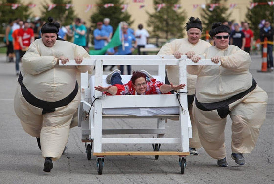  مسابقة فستان الزفاف من ورق التواليت... اليكم أغرب 10 مسابقات من حول العالم صورة رقم 7