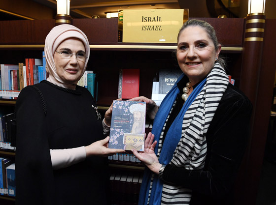 ماذا قدمت زوجة رئيس إسرائيل لزوجة أردوغان بالمكتبة الرئاسية؟ صورة رقم 7 ماذا قدمت زوجة رئيس إسرائيل لزوجة أردوغان بالمكتبة الرئاسية؟ صورة رقم 7