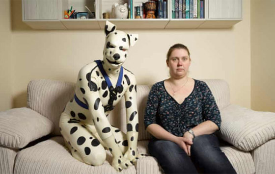 أغرب أشخاص في العالم.. أحدهم لا ينام أبداً وآخر يعيش مثل الكلب صورة رقم 7