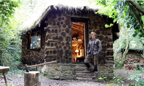 أغرب أشخاص في العالم.. أحدهم لا ينام أبداً وآخر يعيش مثل الكلب صورة رقم 6