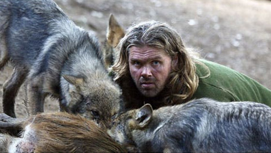 أغرب أشخاص في العالم.. أحدهم لا ينام أبداً وآخر يعيش مثل الكلب صورة رقم 8