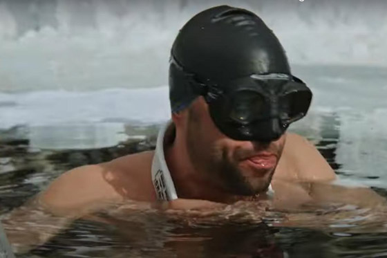 غواص فرنسي يحطم رقما قياسيا بالسباحة تحت الجليد بنفسٍ واحد! صور صورة رقم 4