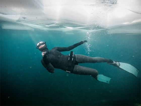 غواص فرنسي يحطم رقما قياسيا بالسباحة تحت الجليد بنفسٍ واحد! صور صورة رقم 9