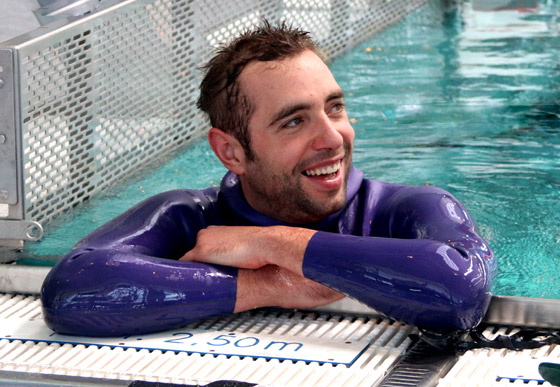 غواص فرنسي يحطم رقما قياسيا بالسباحة تحت الجليد بنفسٍ واحد! صور صورة رقم 12