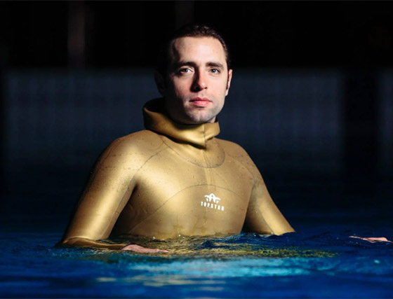 غواص فرنسي يحطم رقما قياسيا بالسباحة تحت الجليد بنفسٍ واحد! صور صورة رقم 14