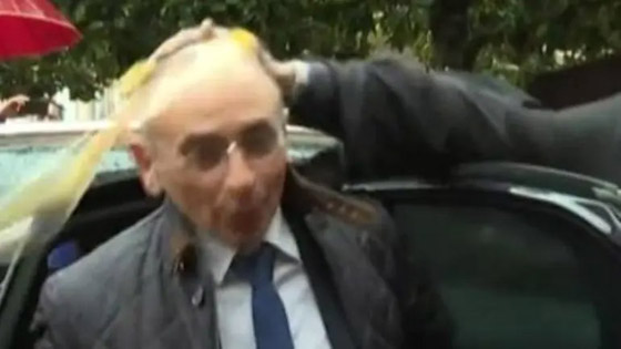 مسن يهاجم المرشح الفرنسي للرئاسة بالبيض.. ضربه على رأسه! فيديو صورة رقم 3 مسن يهاجم المرشح الفرنسي للرئاسة بالبيض.. ضربه على رأسه! فيديو صورة رقم 3