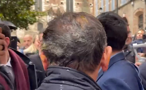 مسن يهاجم المرشح الفرنسي للرئاسة بالبيض.. ضربه على رأسه! فيديو صورة رقم 4 مسن يهاجم المرشح الفرنسي للرئاسة بالبيض.. ضربه على رأسه! فيديو صورة رقم 4
