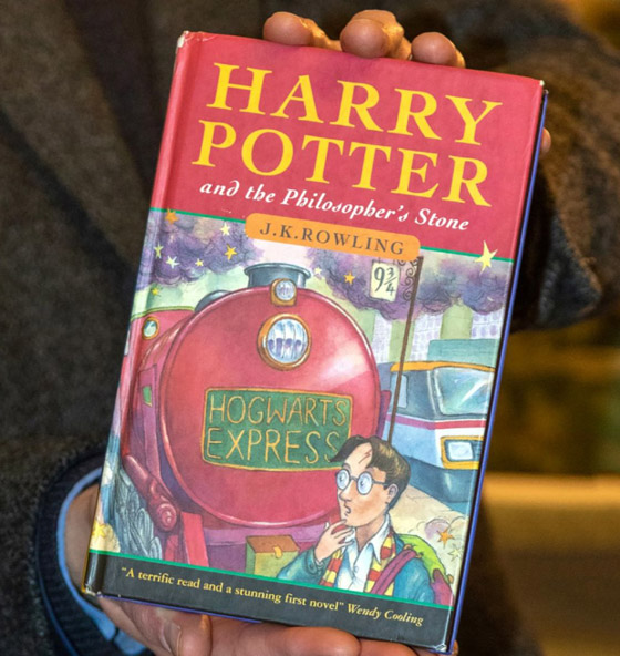 نسخة شبه مهترئة نادرة من سلسلة هاري بوتر تباع بآلاف الدولارات صورة رقم 11