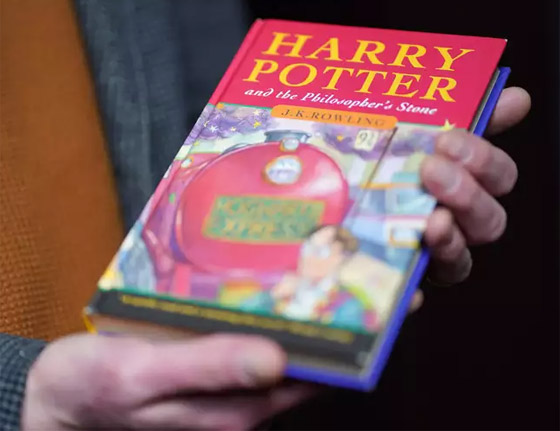 نسخة شبه مهترئة نادرة من سلسلة هاري بوتر تباع بآلاف الدولارات صورة رقم 6