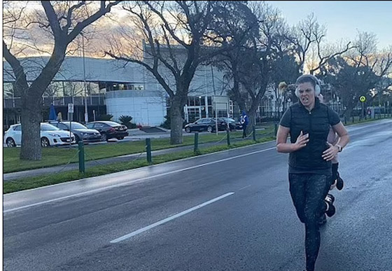 تمشي مجدداً بعدما أصيبت بالشلل لعدة سنوات صورة رقم 2