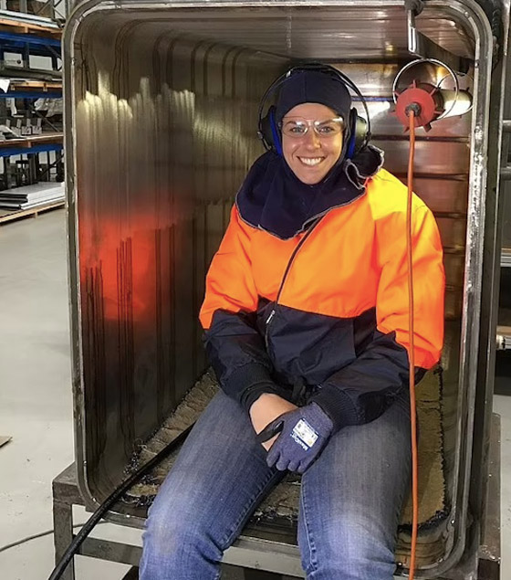 تمشي مجدداً بعدما أصيبت بالشلل لعدة سنوات صورة رقم 3