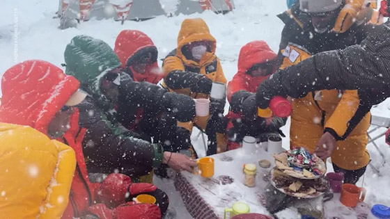 فيديو وصور: أعلى حفل شاي في العالم على قمة جبل إيفرست صورة رقم 3 فيديو وصور: أعلى حفل شاي في العالم على قمة جبل إيفرست صورة رقم 3