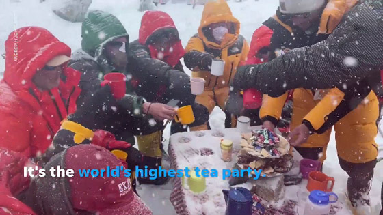 فيديو وصور: أعلى حفل شاي في العالم على قمة جبل إيفرست صورة رقم 5 فيديو وصور: أعلى حفل شاي في العالم على قمة جبل إيفرست صورة رقم 5