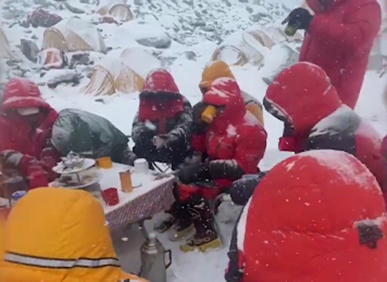 فيديو وصور: أعلى حفل شاي في العالم على قمة جبل إيفرست صورة رقم 6 فيديو وصور: أعلى حفل شاي في العالم على قمة جبل إيفرست صورة رقم 6