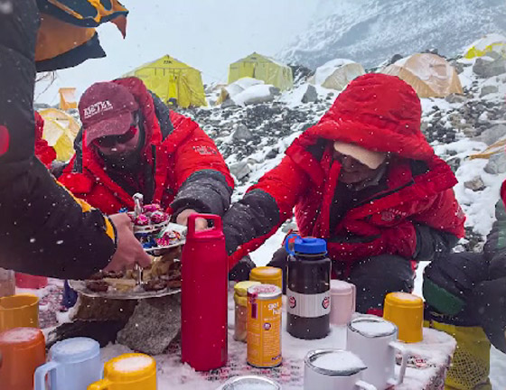 فيديو وصور: أعلى حفل شاي في العالم على قمة جبل إيفرست صورة رقم 9 فيديو وصور: أعلى حفل شاي في العالم على قمة جبل إيفرست صورة رقم 9