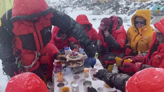 فيديو وصور: أعلى حفل شاي في العالم على قمة جبل إيفرست صورة رقم 10 فيديو وصور: أعلى حفل شاي في العالم على قمة جبل إيفرست صورة رقم 10