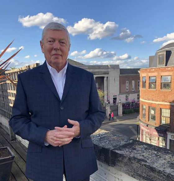 وزير بريطاني تناول بسكويت مخصصا لكلاب الملكة.. كتاب يكشف صورة رقم 5