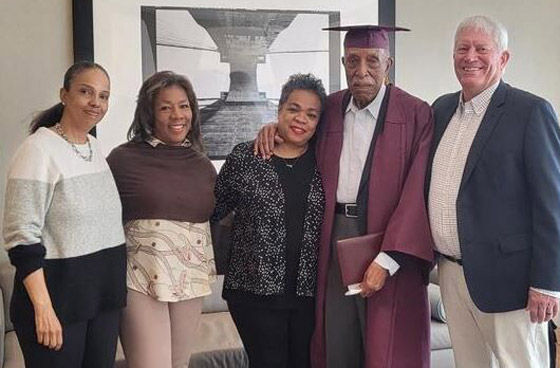 في عمر 101 عام.. مسن أمريكي يحقق 