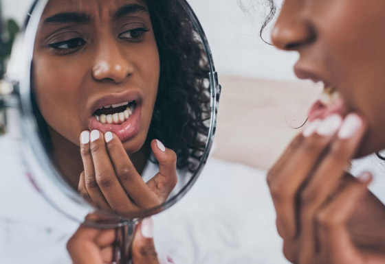 7 أسباب لألم الأسنان في الصباح.. وعلاجات منزلية لتخفيفها صورة رقم 5 7 أسباب لألم الأسنان في الصباح.. وعلاجات منزلية لتخفيفها صورة رقم 5