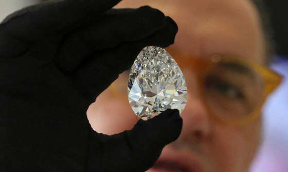 فيديو وصور: عرض أكبر ماسة بيضاء في تاريخ المزادات في دبي صورة رقم 3 فيديو وصور: عرض أكبر ماسة بيضاء في تاريخ المزادات في دبي صورة رقم 3