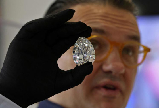 فيديو وصور: عرض أكبر ماسة بيضاء في تاريخ المزادات في دبي صورة رقم 5 فيديو وصور: عرض أكبر ماسة بيضاء في تاريخ المزادات في دبي صورة رقم 5