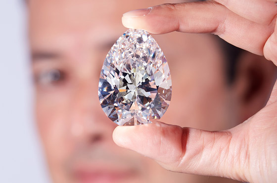 فيديو وصور: عرض أكبر ماسة بيضاء في تاريخ المزادات في دبي صورة رقم 4 فيديو وصور: عرض أكبر ماسة بيضاء في تاريخ المزادات في دبي صورة رقم 4