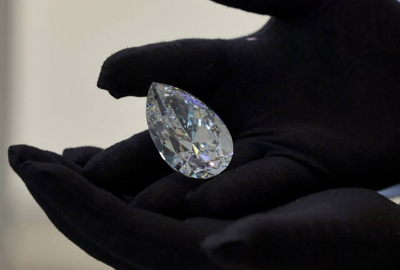 فيديو وصور: عرض أكبر ماسة بيضاء في تاريخ المزادات في دبي صورة رقم 6 فيديو وصور: عرض أكبر ماسة بيضاء في تاريخ المزادات في دبي صورة رقم 6