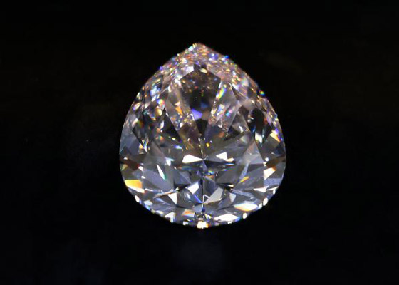 فيديو وصور: عرض أكبر ماسة بيضاء في تاريخ المزادات في دبي صورة رقم 7 فيديو وصور: عرض أكبر ماسة بيضاء في تاريخ المزادات في دبي صورة رقم 7