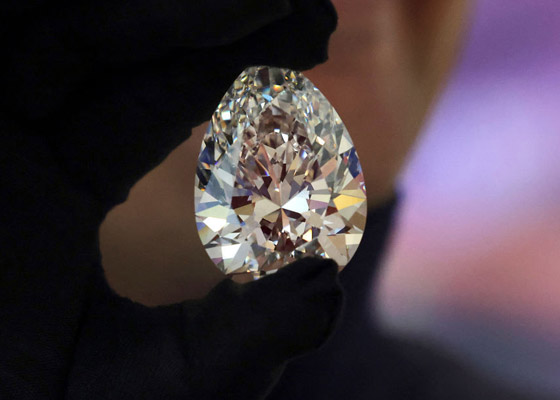 فيديو وصور: عرض أكبر ماسة بيضاء في تاريخ المزادات في دبي صورة رقم 8 فيديو وصور: عرض أكبر ماسة بيضاء في تاريخ المزادات في دبي صورة رقم 8