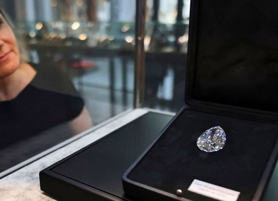 فيديو وصور: عرض أكبر ماسة بيضاء في تاريخ المزادات في دبي صورة رقم 9 فيديو وصور: عرض أكبر ماسة بيضاء في تاريخ المزادات في دبي صورة رقم 9