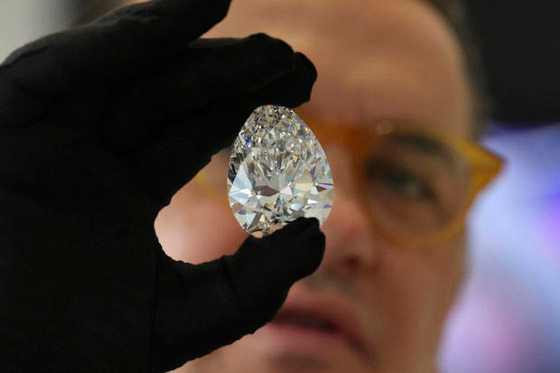 فيديو وصور: عرض أكبر ماسة بيضاء في تاريخ المزادات في دبي صورة رقم 10 فيديو وصور: عرض أكبر ماسة بيضاء في تاريخ المزادات في دبي صورة رقم 10