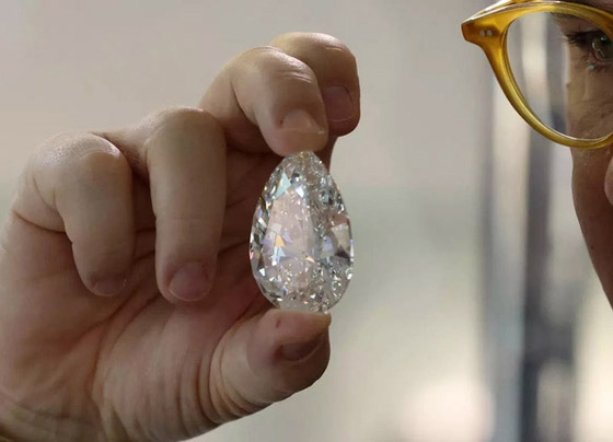 فيديو وصور: عرض أكبر ماسة بيضاء في تاريخ المزادات في دبي صورة رقم 11 فيديو وصور: عرض أكبر ماسة بيضاء في تاريخ المزادات في دبي صورة رقم 11