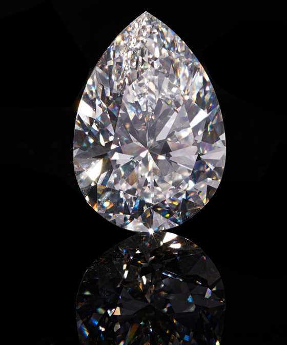 فيديو وصور: عرض أكبر ماسة بيضاء في تاريخ المزادات في دبي صورة رقم 1 فيديو وصور: عرض أكبر ماسة بيضاء في تاريخ المزادات في دبي صورة رقم 1