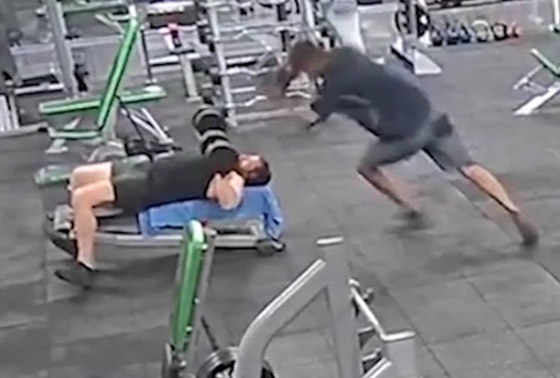 فيديو صادم لرجل هاجم زميله وضرب رأسه بوزن حديدي بصالة رياضية! صورة رقم 2 فيديو صادم لرجل هاجم زميله وضرب رأسه بوزن حديدي بصالة رياضية! صورة رقم 2